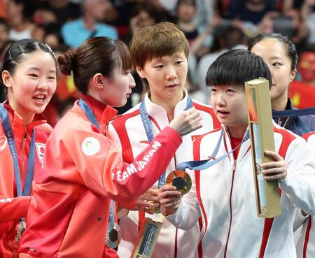 【写真】「早田ひなと孫穎莎の絡み尊いなぁ」卓球女子　日本エースの中国選手への気遣いにほっこり