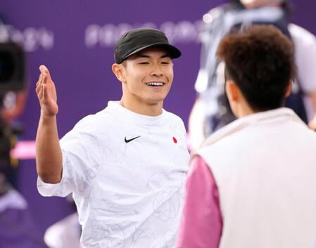 　男子１次リーグを終え、対戦相手の中国選手とタッチを交わす半井重幸（共同）