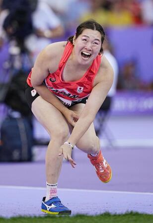 　女子やり投げ決勝　北口榛花の１投目＝パリ郊外（共同）