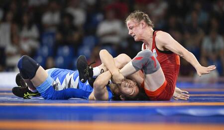 　女子62キロ級決勝　ウクライナ選手（右）を攻める元木咲良＝パリ（共同）(1)