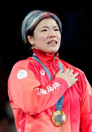 　パリ五輪のレスリング女子76キロ級で金メダルを獲得した鏡優翔（共同）