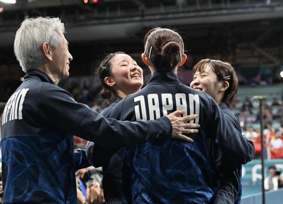 　女子団体決勝で中国に敗れ、抱き合う（右から）平野美宇、早田ひな、張本美和、渡辺武弘監督