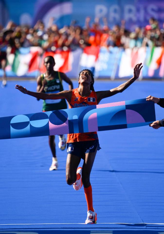 　女子マラソンで優勝したオランダのハッサン（共同）