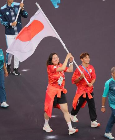 パリ五輪閉会式「扇子めちゃくちゃかっこいいじゃん」平野美宇、藤波朱理、一山麻央ら扇ぐ姿　ＳＮＳは文字にも注目