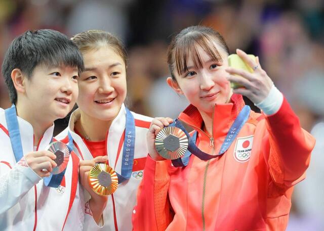 早田ひなもスマホカメラに笑顔 今大会から解禁！表彰式で自撮り楽しむ