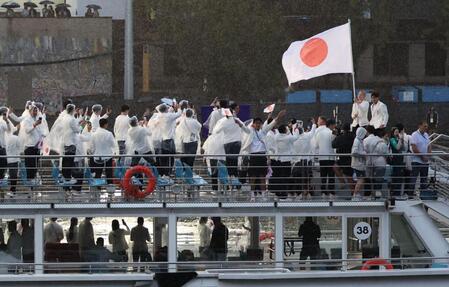 　開会式で日の丸を掲げてセーヌ川を進む日本選手団＝７月２６日