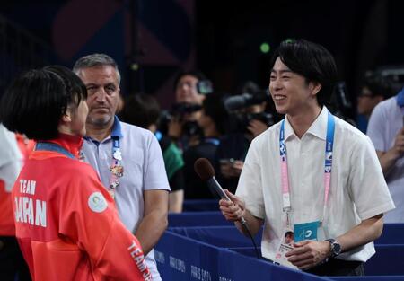 　金メダルを獲得した藤波朱理（左）をインタビューする櫻井翔＝８月８日