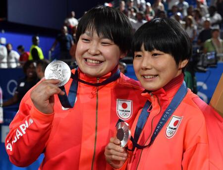 　銀メダルを手に笑顔の高山莉加（左）と舟久保遥香＝８月３日