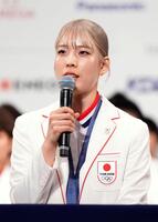 　記者会見する、パリ五輪フェンシング女子団体銅メダリストの江村美咲