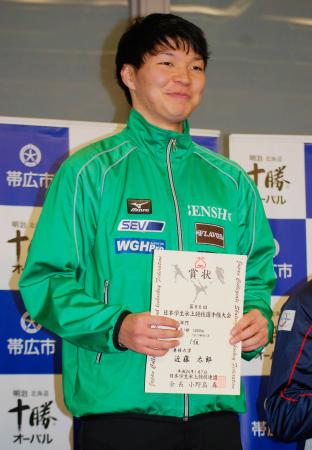 　男子１０００メートルで優勝し、表彰式で笑顔の近藤太郎