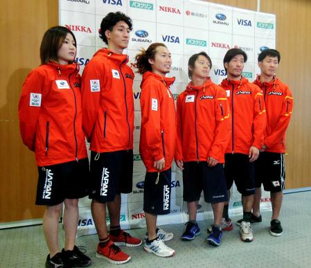 　スノーボード・ハーフパイプの強化指定選手。（左から）岡田、子出藤、佐藤、平野、青野、平岡
