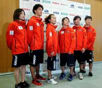 　スノーボード・ハーフパイプの強化指定選手。（左から）岡田、子出藤、佐藤、平野、青野、平岡