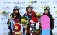 　女子ハーフパイプで表彰台を独占した日本勢。優勝した岡田良菜（中央）、２位の降旗由紀（左）、３位の大江光＝ストーンハム（ロイター＝共同）