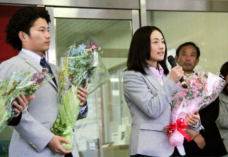 　白馬高の壮行会であいさつするモーグル女子の上村愛子。左は同男子の西伸幸