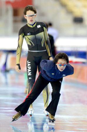　スピードスケートの会場で、氷の感触を確かめる日本選手団の橋本聖子団長。奥はウィリアムソン師円（共同）