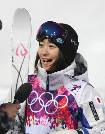 　納得の滑りに笑顔がはじける上村愛子（撮影・飯室逸平）