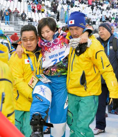 　女子モーグル予選前の練習後、関係者に担がれ運ばれる伊藤みき（共同）