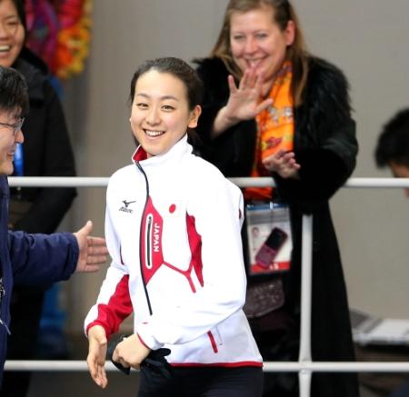 練習を終えた浅田真央は笑顔でリンクを引き揚げる（撮影・飯室逸平）