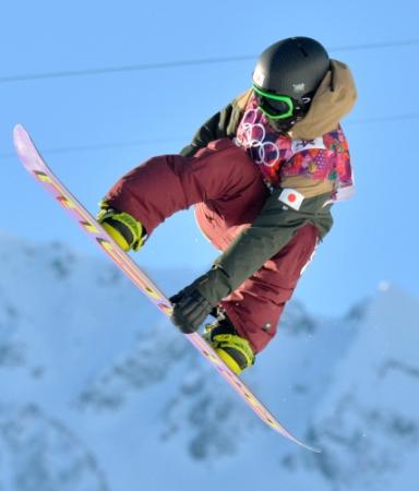 男子スロープスタイル準決勝１回目　ジャンプでボードをつかむ角野友基＝ソチ（共同）