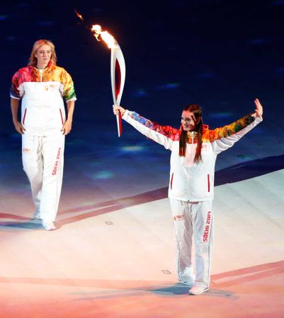 　テニスのマリア・シャラポワ（左）から聖火をリレーされた陸上女子棒高跳びのエレーナ・イシンバエワ（共同）