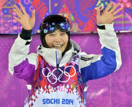 　女子モーグル決勝３回目を滑り終え、声援に応える上村愛子＝ソチ（共同）