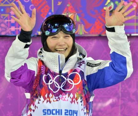 　ソチ冬季五輪のフリースタイルスキー女子モーグル決勝３回目を滑り終え、声援に応える上村愛子。４位入賞を果たした＝８日、ソチ（共同）