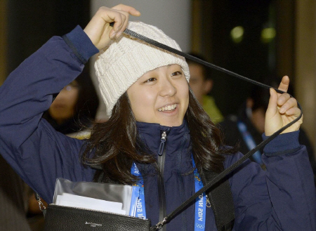 　合宿地のアルメニアに向け、ソチ空港を出発する浅田真央＝10日（共同）