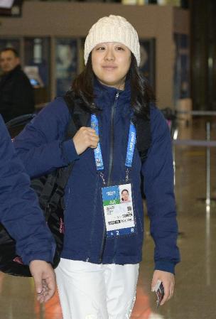 　合宿地のアルメニアに向け、ソチ空港を出発する浅田真央＝10日（共同）