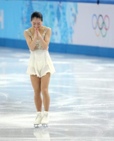 演技終了後、チームメートに「ごめんなさい」とポーズする鈴木明子（撮影・飯室逸平）