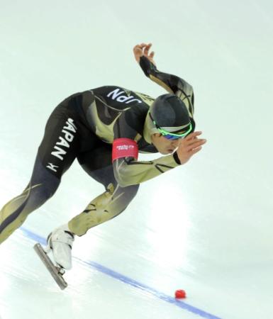 スピードスケート男子５００メートル１本目で力強い滑りを見せる長島圭一郎＝ソチ（撮影・飯室逸平）〓〓