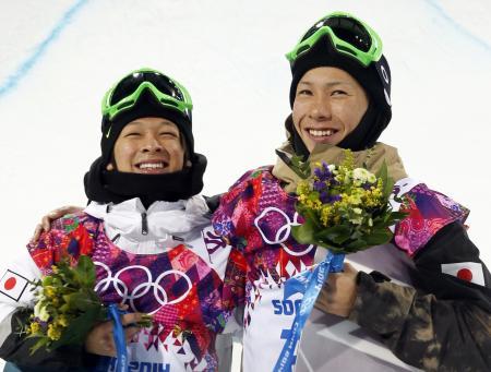 　ソチ冬季五輪の男子ハーフパイプで銀メダルを獲得した平野歩夢（左）と銅メダルの平岡卓＝１１日、ソチ（共同）