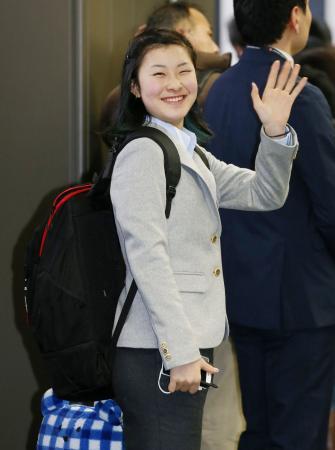 　成田空港で乗り継ぎ、ソチへ出発するフィギュアスケートの村上佳菜子＝１２日午前