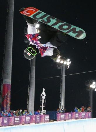 　男子ハーフパイプ決勝２回目でエアを決める平野歩夢。銀メダルを獲得した（共同）