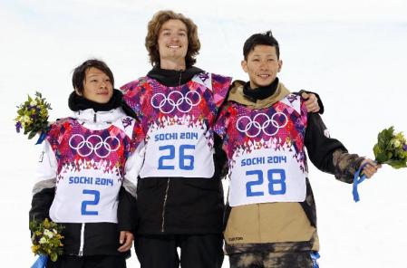 　男子ハーフパイプで銀メダルを獲得した平野歩夢（左）と銅メダルの平岡卓（右）。中央は金メダルのユーリ・ポドラドチコフ（共同）