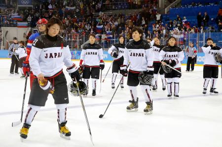 　ロシアに敗れ、肩を落とす日本チーム（共同）
