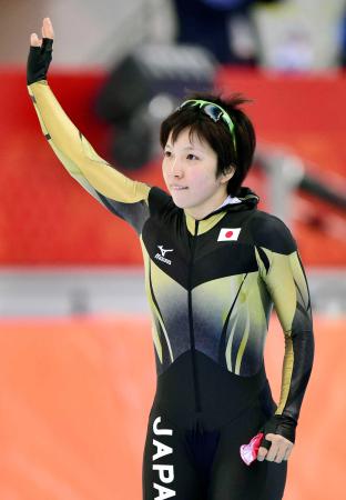 　２回目を終え、声援に応える小平奈緒（共同）