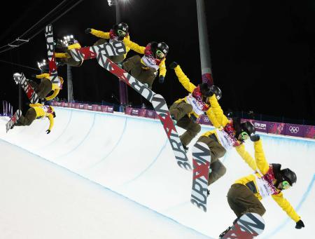 　女子ハーフパイプ決勝２回目　岡田良菜のエアの連続合成写真＝ソチ（共同）