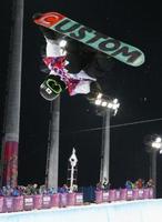 　男子ハーフパイプ決勝２回目でエアを決める平野歩夢。銀メダルを獲得した（共同）