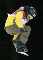 　女子ハーフパイプ決勝２回目　エアを決める岡田良菜＝ソチ（共同）