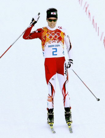 ノルディック複合個人ノーマルヒル距離で２位でゴールしガッツポーズする渡部暁斗（撮影・飯室逸平）