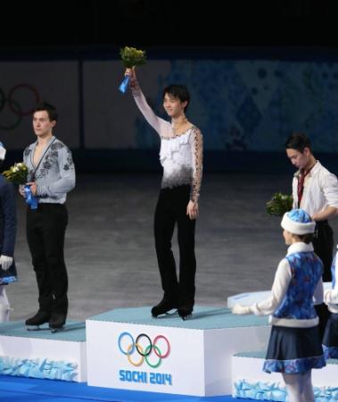 表彰台で手を振る羽生結弦＝ソチ（撮影・飯室逸平）