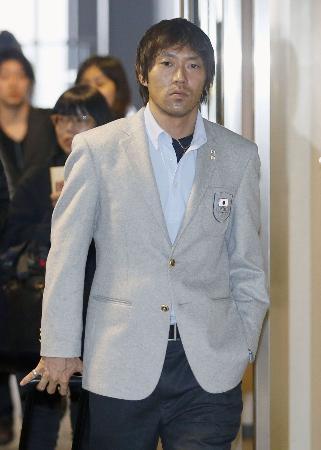 　ソチから帰国したスピードスケート男子の長島圭一郎＝１５日午前、成田空港