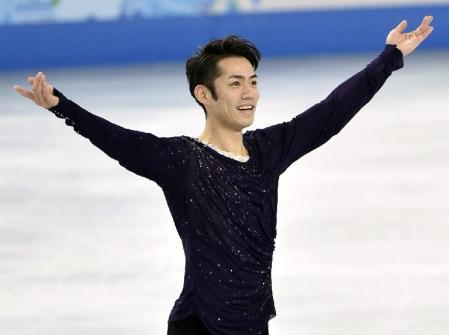 　男子フリーの演技を終え、声援に応える高橋大輔＝ソチ（共同）