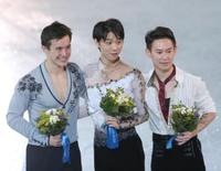 記念写真におさまる左から銀メダルのパトリック・チャン、金メダルを獲得した羽生結弦、銅メダルのデニス・テン＝ソチ（撮影・飯室逸平）〓〓