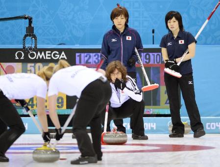 　日本‐スイス　第４エンド、スイスのショットを見つめる（奥左から）小笠原、船山＝ソチ（共同）