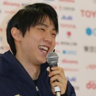 　笑顔で会見する羽生結弦＝ソチ（撮影・飯室逸平）