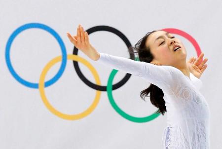 　公式練習で集中して演技する浅田真央（共同）