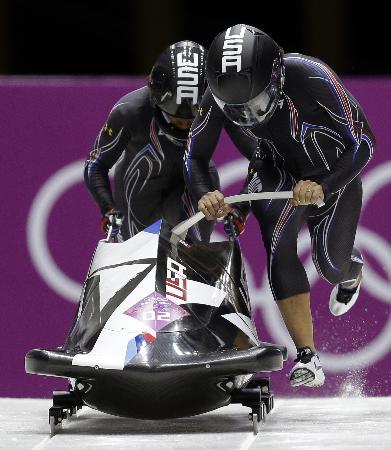 　女子２人乗り　首位に立ったマイヤーズ（右）、ウィリアムズ組のスタート＝ソチ（ＡＰ＝共同）