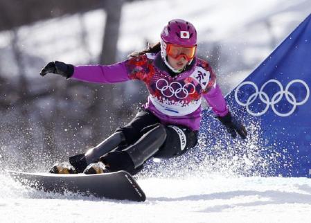 　スノーボード女子パラレル大回転決勝２回目で滑走する竹内智香＝19日、ソチ（共同）