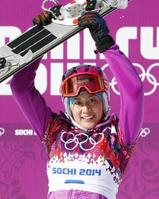 　ソチ冬季五輪のスノーボード女子パラレル大回転で銀メダルを獲得し、ボードを掲げる竹内智香＝19日、ソチ（共同）